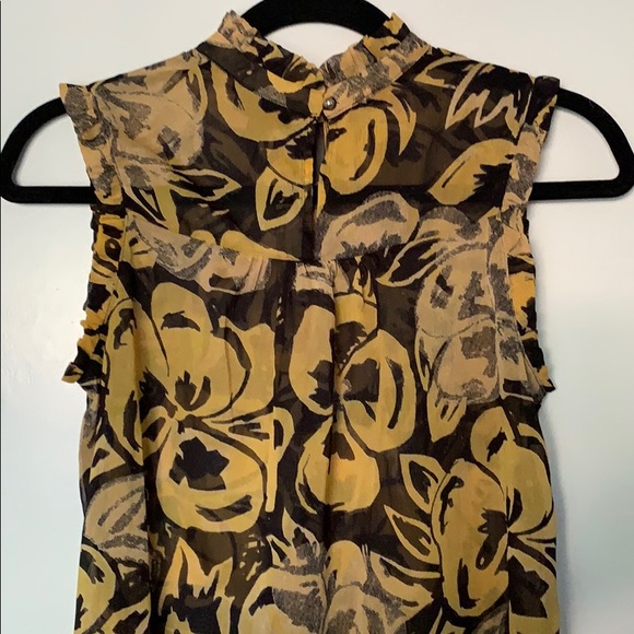 Light Pattern Ruffle Top - Picture 4 of 4